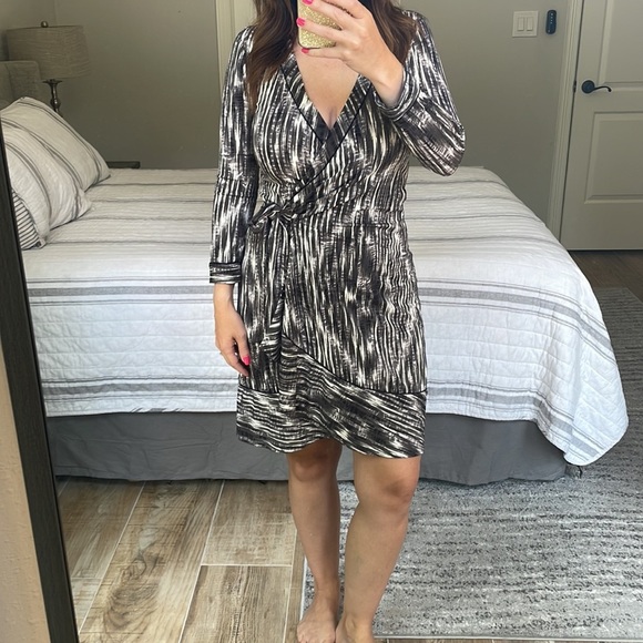 BCBG Wrap Dress size XS - Picture 4 of 6
